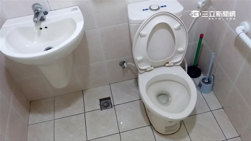 自家4樓上廁所　1條巨蟒探頭快嚇暈