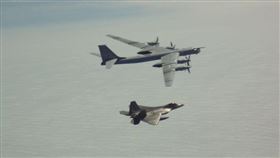 攔截畫面曝！俄轟炸機飛進阿拉斯加　美軍急出動F22驅離（圖／翻攝自北美空防司令部臉書）