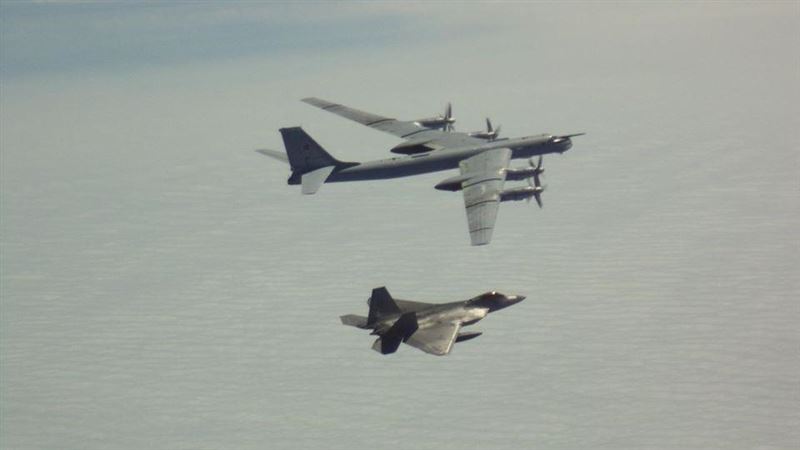 美軍又1架「鏡面塗裝」F-22曝光