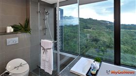 設計軟實力比一比「浴室永遠擺在視野最好的地方」，鄉林25年前就享受衛浴大片落地窗景，開窗邊間與降板浴缸（圖／鄉林建設）