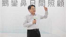 0524陳時中、潘孟安訪鵝鑾鼻日照中心。（圖／衛福部提供）