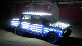 ▲戰鬥民族將轎車裝上300個LED燈泡（圖／翻攝自Garage 54 Youtube）