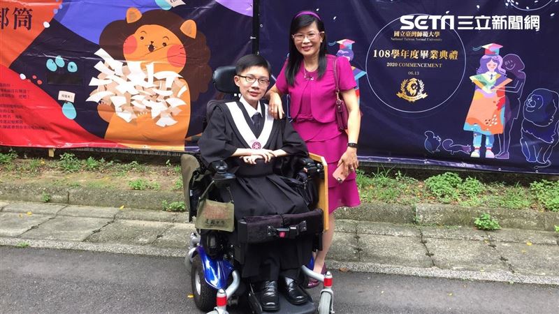 拿不動筆和書…罕病生師大第一名畢業