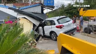 老翁失控撞破民宅　鋼鐵梁柱險插頭顱