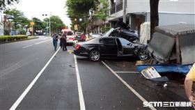 賓利鏟車連環撞／翻攝畫面