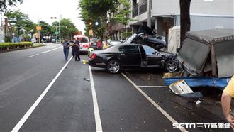 男租賓利撞5車釀1傷　慘況曝賠大了