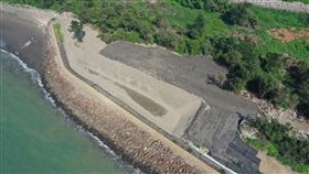 竹縣府辦海岸防護工程  防止國土流失新竹縣環保局3月清除鳳鼻隧道西側海岸非法棄置有害廢棄物，為完善海岸環境問題，縣府將在西側海岸流失較為嚴重的新豐掩埋場海岸段，辦理海岸防護工程，避免國土流失。（新竹縣政府提供）中央社記者郭宣(文三)傳真  109年6月11日