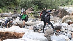 約僱巡山員7月起月薪破3萬（1）農委會11日公布，行政院8日核定約僱森林護管員（巡山員）待遇自7月起，每人每月本薪從現行起薪新台幣2.7萬多元、上限近3.5萬元，調升為3萬餘元至3.8萬多元。（農委會林務局提供）中央社記者楊淑閔傳真  109年6月11日