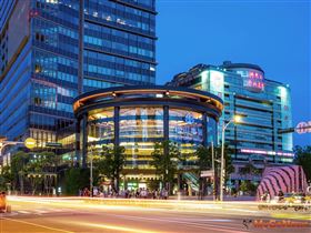 松山車站生活圈在軌道經濟刺激下，儼然成為東京澀谷站在台北的翻版（圖／業者提供）