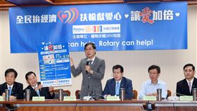 全民拚經濟  扶輪獻愛心（1）民進黨立委江永昌（右起）、張宏陸、羅致政與國際扶輪社3490地區2020-2021年度總監陳向緯等，11日出席「全民拚經濟，扶輪獻愛心」讓愛加倍活動記者會，將號召至少千名社友及眷屬捐出三倍券，協助社福團體度過募款寒冬。中央社記者施宗暉攝  109年6月11日