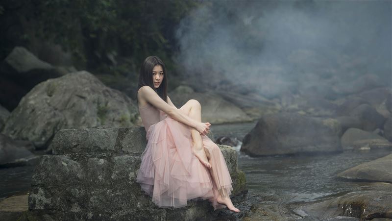 又有女星傳出劈腿？曝野外雙眼狂被噴