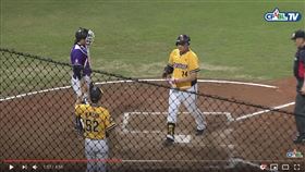 ▲2015年6月11日許基宏漏踩本壘。（圖／翻攝自CPBL TV）