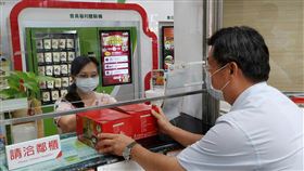 屏東縣府攜手中華郵政　合推農特產買氣旺屏東縣政府與中華郵政合作推出「屏東農產好物週」，縣府11日表示，買氣相當旺，歡迎民眾把握機會選購屏東在地優質農特產品。（屏東縣政府提供）中央社記者郭芷瑄傳真　109年6月11日