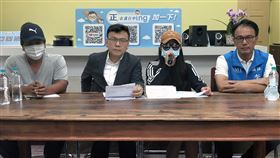 竹市某國中棒球隊猥褻案　藍委指調查懲處太草率國民黨籍立委鄭正鈐（左2）11日陪同新竹某國中棒球隊遭猥褻學生的家屬舉行記者會，會中對市府調查過程、結果與懲處作法表達不滿，認為懲處太草率，要求給出真相，並還給學生乾淨打球空間。中央社記者魯鋼駿攝　109年6月11日