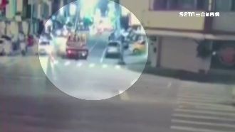 拖吊車司機忘收吊臂　當街扯斷燈桿