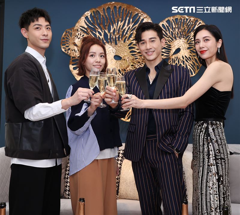 張立昂、宋芸樺、連晨翔、廖奕旋「浪漫輸給你」豪宅現場拍攝。（記者邱榮吉/台中拍攝）