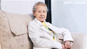 在作品《那個我最親愛的陌生人》中飾演失智母親的吳美和，一場潑糞的戲震撼台北電影節評審，也因此讓她「被入圍」，這次接受《三立新聞網》專訪，除了暢聊自己在拍攝作品時的心情，也談到跟自己合作多次的導演張作驥的故事。至於她的家庭，也可以說是「演藝世家」一對兒女都曾在演藝圈發展，讓人驚喜。記者林聖凱攝影