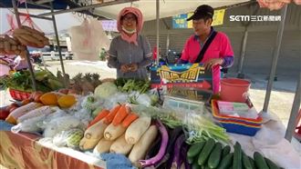 劇團老闆賣菜苦撐　助7泰藝人生活費