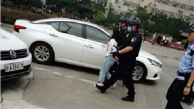  忍4年校園霸凌？女大生拿水果刀衝畢典…2室友遭砍急送醫（圖／翻攝自微博）