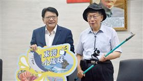 潘孟安跑5縣市拚觀光　邀柯文哲訪東港小琉球屏東縣長潘孟安（左）力拚觀光，11日北上走訪5縣市，與當地首長合作推展旅遊商機，潘孟安造訪台北市時，致贈台北市長柯文哲（右）一頂漁夫帽和釣竿，歡迎柯文哲到東港、小琉球體驗釣魚。（屏東縣政府提供）中央社記者郭芷瑄傳真  109年6月11日