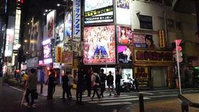 緊急事態宣言解除後　東京鬧區夜晚人大增東京在5月25日解除緊急事態宣言後，新宿歌舞伎町鬧區人潮漸多。近日武漢肺炎確診病例增，東京都知事小池百合子呼籲市民夜間盡量少外出。中央社記者楊明珠東京攝　109年6月2日