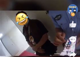 ▲江蘇揚中警方逮捕周姓男子，因為他扮成「女裝大佬」闖進女廁所被民眾發現。派出所偵訊周男「你是男的還是女的呀？」（圖／翻攝自平安揚中官方微博）