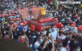 大甲媽祖遶境啟程　萬人跪地迎駕壯觀（圖／翻攝畫面）