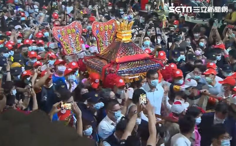 媽祖遶境萬人跪迎　鑾轎速度史上最快