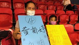 WSBL開放觀眾入場　球迷興奮力挺（1）全台防疫大解封後，第15季女子超級籃球聯賽（WSBL）11日起也開放球迷進場，中華電信女籃隊球員黃郁婷的媽媽李素琴（左）特地帶著自製加油看板，與小女兒一同到場看球。中央社記者黃巧雯攝　109年6月11日