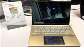華碩筆電擴大採用第二螢幕電腦品牌廠華碩27日舉行台北國際電腦展（Computex）記者會，發表新一代可當作第二螢幕的智慧觸控板，預估今年採用第二螢幕的華碩筆電比例將上看3成。中央社記者吳家豪攝 108年5月27日