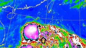 鄭明典發文表示今年編號第2號熱帶性低氣壓西側對流爆發。（圖／翻攝自鄭明典臉書）