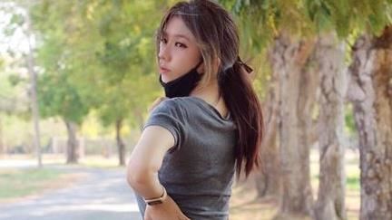 真理褲只穿一半　正妹整顆屁股蛋爆出