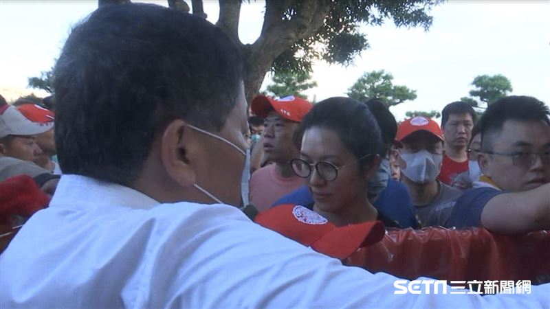 顏清標么媳素顏迎大甲媽　甜美高顏值