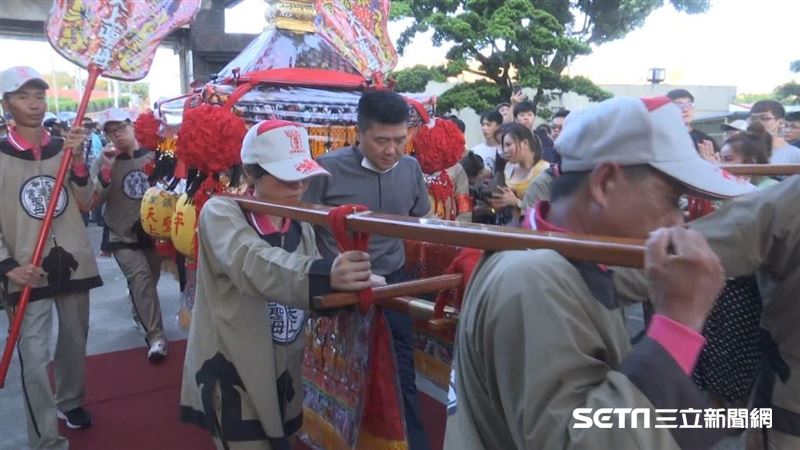 標哥次子低調迎大甲媽　和爸一樣瘦了
