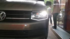 不滿車燈直射眼　騎士逆向攔車怒嗆駕駛