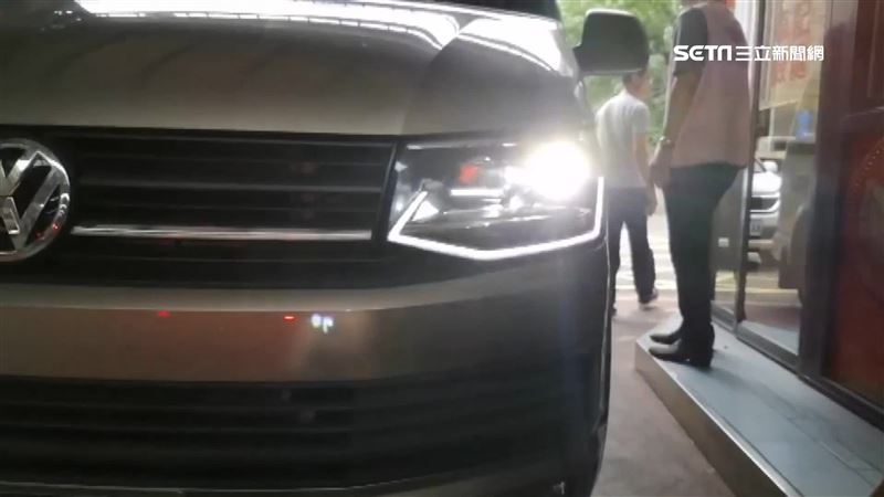 不滿車燈直射　騎士逆向攔車怒嗆駕駛