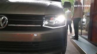 不滿車燈直射　騎士逆向攔車怒嗆駕駛