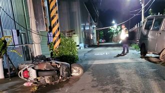 詭！酒駕男撞電桿　機車男勾電線摔死