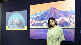 華梵美創系畢展華梵大學美術與文創系12日舉辦畢業展開幕茶會，主題訂為「收訊範圍外」，顯現藝術創作者對社會現況的敏銳觀察，畢業生郭芳瑜將情緒和記憶化為山川風景，觀看自己的情感世界。（華梵大學提供）中央社記者陳至中台北傳真　109年6月12日