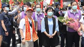 王惠美接駕大甲媽祖／翻攝自王惠美臉書