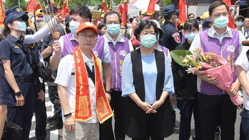 大甲媽提早抵彰化　王惠美飛奔接駕