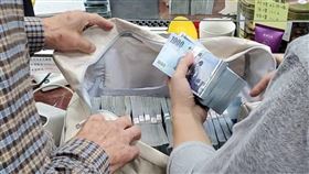 父女郵局領800萬現金　老翁：你們利息太低啦（圖／翻攝畫面）