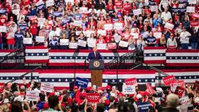 美國總統川普的競選連任網站寫道，參加川普競選集會的支持者必須簽署切結書，保證如果在造勢場感染武漢肺炎，將不會提出告訴。網頁沒提到戴口罩等防疫措施。（示意圖／圖取自facebook.com/DonaldTrump）