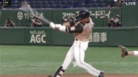 ▲王柏融自打球退場。（圖／截自網路）