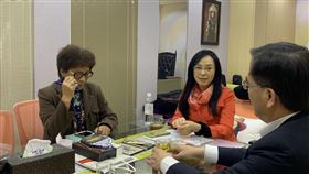 台東4文健站加入原民會長照基金　解斷炊之苦台東南王部落等4文健站過去由花東基金支應或台東縣政府補助經費，財源不穩定，經常面臨斷炊之苦，經立委陳瑩（中）爭取，納入原民會長照計畫，穩定財源。（陳瑩服務處提供）中央社記者盧太城台東傳真　109年6月12日