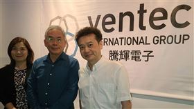 騰輝-KY估下半年復甦　利基型銅箔基板廠騰輝-KY總經理鍾健仁（右）12日表示，疫情影響5月落底，看好下半年復甦。圖中為董事長勞開陸。中央社記者江明晏攝 109年6月12日