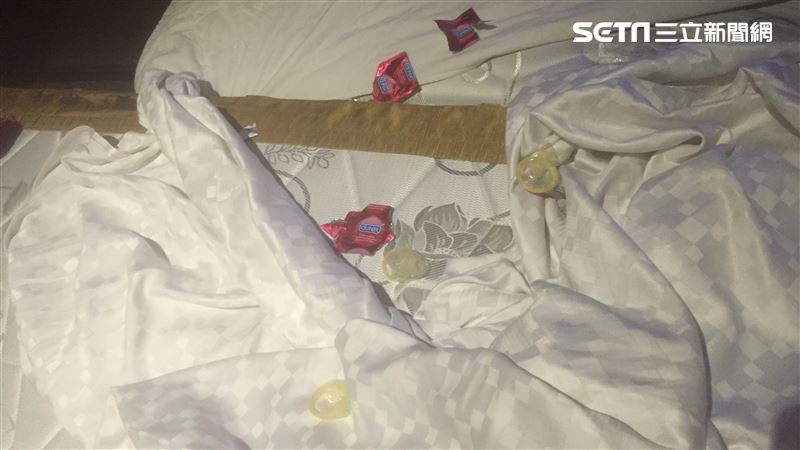 老公濃妝短裙開毒啪　滿地激戰保險套