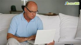 名家專用／NOW健康／受到疫情影響，許多人面臨中年失業或是被迫放無薪假，導致本來有禿髮問題的人開始出現植髮需求。(勿用)