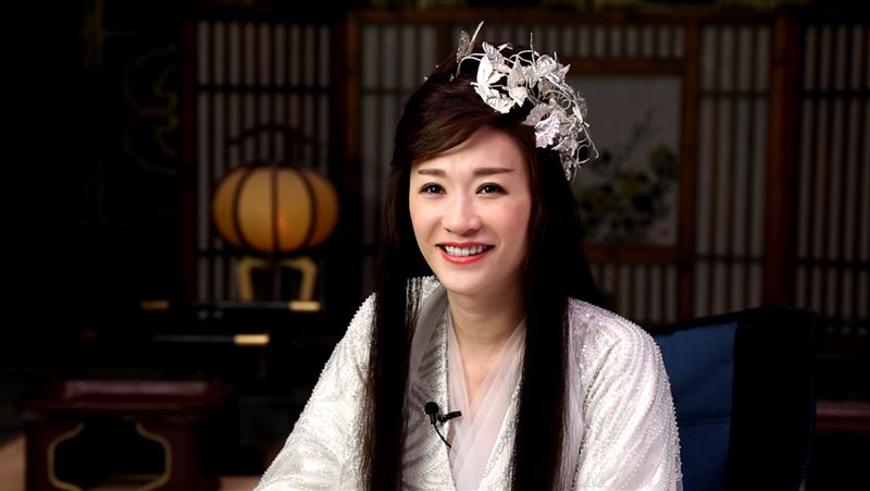 凍齡女神耍心機　狂跪資深大腕50遍
