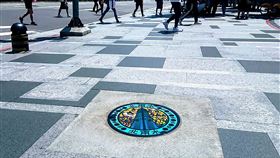 台北市推彩繪特色人孔蓋　15日搶先看台北市政府水利處改造平凡無奇的人孔蓋，融入美感及地方特色，推出8款特色人孔蓋，15至18日將在北市府1樓大廳展出。（台北市政府提供）中央社記者陳怡璇傳真　109年6月12日